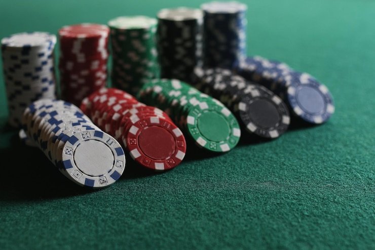 Pengguna memeriksa loyalitas lewat ponsel