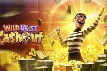 Pengguna membaca syarat promosi di ponsel